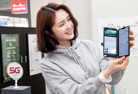 SK텔레콤 홍보모델이 LG V50 씽큐를 소개하고 있다. SK텔레콤 제공