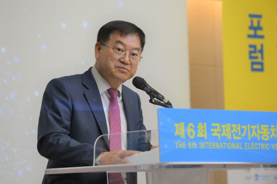 파이낸셜뉴스 남상인 부사장이 10일 제1회 한·중·일 EV 포럼에서 전재호 파이낸셜뉴스 회장을 대신해 개막 인사를 하고 있다. 제주국제컨벤션센터(ICC 제주) 한라홀에서 개막한 이번 포럼은 제6회 국제전기자동차엑스포의 일환으로 열렸다. /사진=최수상 기자 ulsan@fnnews.com