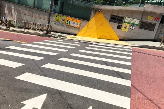 서울 종로구 소재 B 초등학교 앞에 설치된 옐로카펫 /사진=이혜진 기자