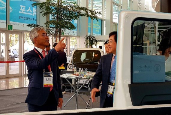 [fn포토] 양윤경 서귀포시장, '농촌 고령화'…고효율 전기차 큰 관심