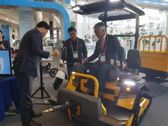 [fn포토] 양윤경 서귀포시장, '농촌 고령화'…고효율 전기차 큰 관심