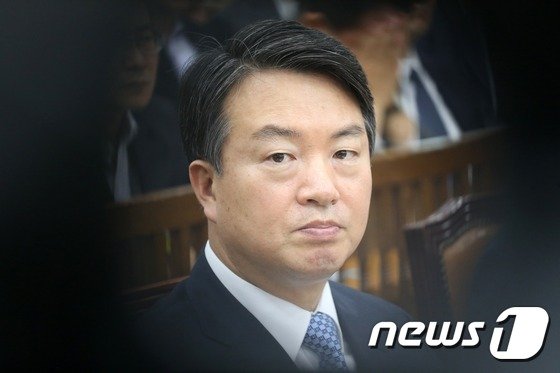 '불법 정치관여' 강신명·이철성 前경찰청장 구속영장 청구