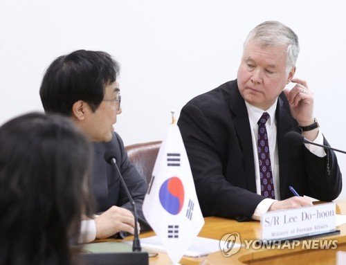 이도훈 외교부 한반도평화교섭본부장(왼쪽)과 스티브 비건 미국 국무부 대북정책특별대표가 10일 오전 서울 도렴동 외교부에서 열린 한미 워킹그룹회의에서 대화하고 있다. [사진공동취재단] /사진=연합뉴스