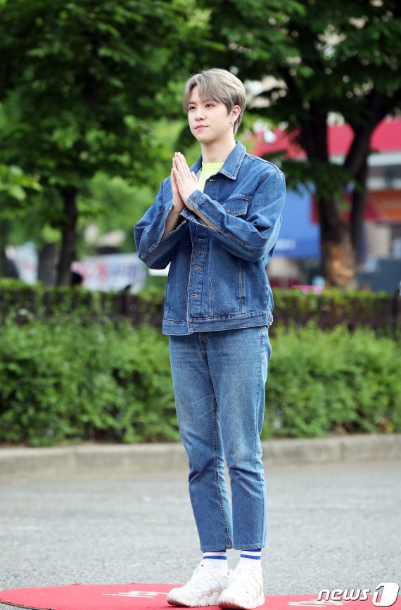 가수 김동한이 10일 오전 서울 여의도 KBS에서 열린 KBS2 '뮤직뱅크'(뮤뱅) 리허설에 참석해 포즈를 취하고 있다. 2019.5.10/뉴스1 © News1 권현진 기자