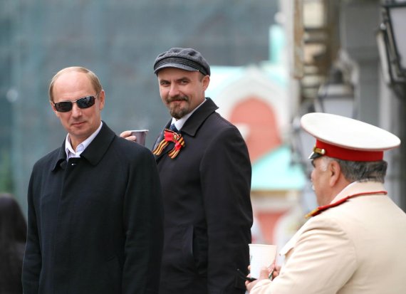 푸틴 러시아 대통령, 아이스하키 친선경기서 '득점왕'