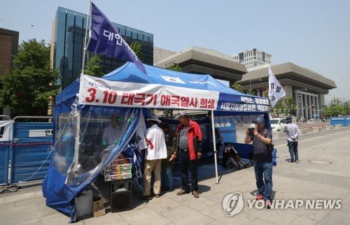 11일 서울 광화문 광장 이순신 동상 앞에서 대한애국당 관계자들이 천막농성장을 설치하고 농성하고 있다. 대한애국당은 10일 오후 7시께 천막을 기습 설치했으며 박원순 서울시장은 대한애국당의 천막 농성을 '불법 점거'로 규정하고 철거를 요구했다. / 사진=연합뉴스