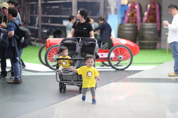 [fn포토] ‘전기로 굴러가는 자동차’ 호기심 가득한 어린이들