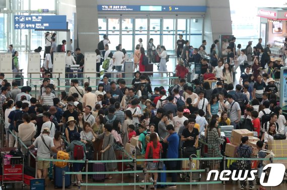 본격적인 여름 휴가철을 맞아 29일 인천국제공항 제1여객터미널이 해외로 출국하려는 여행객들로 붐비고 있다. 인천국제공항공사는 이날 여름 성수기(7월 21일~8월 19일) 중 이용객이 가장 많은 날로 11만 5,746명이 이용할 것으로 예상된다고 밝혔다. 2018.7.29/뉴스1 © News1 임세영 기자