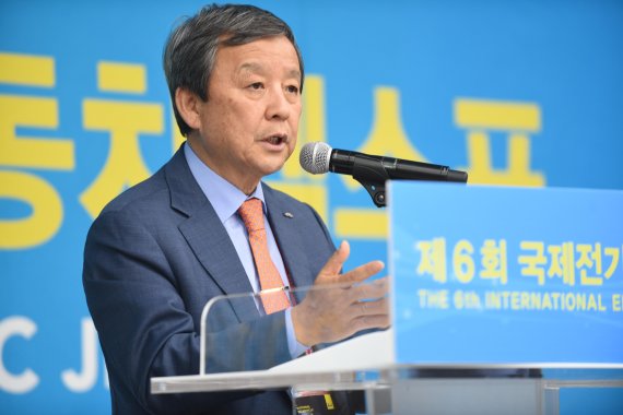 폐회사를 하고 있는 김대환 국제전기차엑스포 공동 조직위원장.