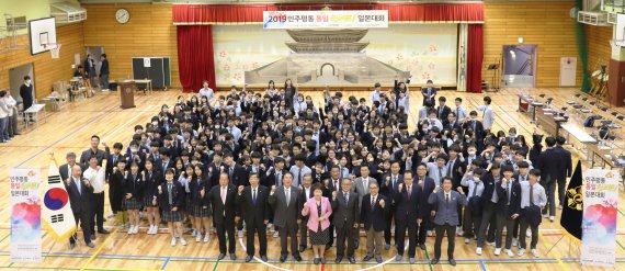 '2019 민주평화통일 골든벨 일본대회'가 5월 10일 동경한국학교에서 성황리에 열렸다.