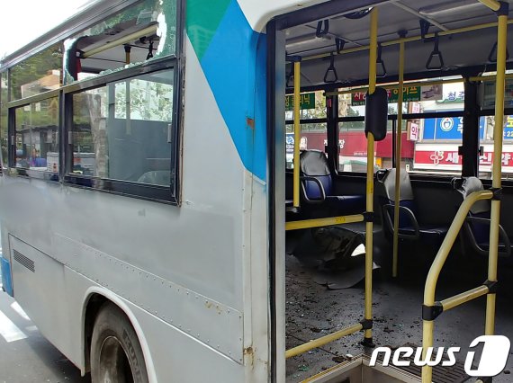 13일 오후 12시50분쯤 충북 청주시청 앞 정류장 앞을 주행하던 시내버스의 타이어가 터졌다. 파편이 버스 안 승객에게 튀면서 10여명이 다쳤다. 2019.5.13/뉴스1 © News1 남궁형진 기자