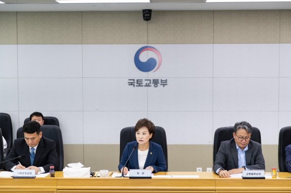 김현미 국토교통부 장관(가운뎨)이 13일 정부세종청사에서 열린 국토부 산하 15개 공기업·준정부기관의 기관장들과의 간담회 참석해 모두 말씀을 하고 있다.