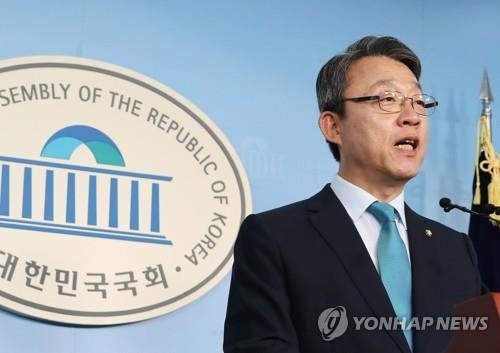 바른미래당 김성식 의원이 13일 오전 국회 정론관에서 원내대표 경선 출마선언을 하고 있다.