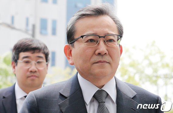 검찰, '억대 뇌물수수' 김학의 구속영장 청구…성범죄는 빠져