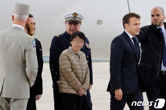 신원미상의 한국인 여성 1명이 11일(현지시간) 아프리카 서부 부르키나파소의 무장단체 납치범들에게 붙잡혀 억류돼 있다 풀려나 프랑스 파리 인근 빌라쿠블레 군 비행장에 무사히 도착했다. © News1 이동원 기자