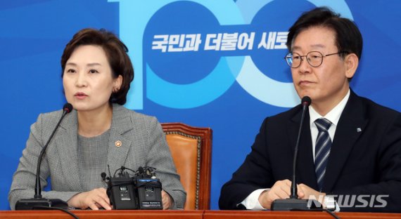 이재명 경기도지사는 지난 5월 14일 김현미 국토부 장관과 만난 후 버스요금 인상안을 발표했다.