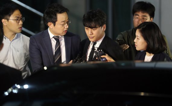 구속영장이 기각된 가수 승리가 14일 밤 서울 중랑경찰서를 나서며 취재진의 질문을 받고 있다. /사진=연합뉴스