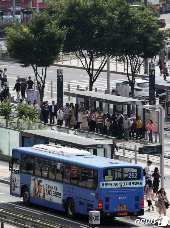 서울역 버스 환승센터에서 버스들이 줄지어 지나는 모습. 2019.5.10/뉴스1 © News1