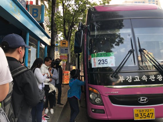 15일 새벽부터 울산지역 시내버스 운행중단되면서 공업탑로터리 버스정류장에서 버스를 기다리던 울산시민들이 울산시가 투입한 전세버스를 이용해 출근에 나서고 있다.