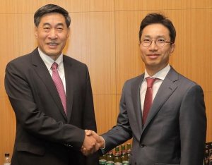 지난 14일 칭따오맥주유한공사 황커싱 회장(왼쪽)과 비어케이 이영석 대표이사가 상호 협력을 위한 업무협약 체결 후 기념촬영을 하고 있다. '상호 협력을 위한 업무 협약(MOU)'체결 후 기념 사진을 촬영하고 있다.