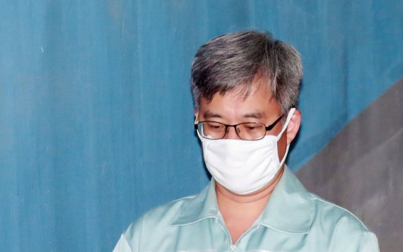 포털사이트 네이버 댓글을 조작한 혐의로 기소된 '드루킹' 김동원씨가 15일 오후 서초구 서울중앙지법에서 열린 항소심 2차 공판에 출석하기 위해 호송차에 내려 법정으로 향하고 있다./사진=연합뉴스