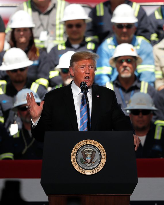 President Donald Trump speaks at the Cameron LNG Export Terminal in Hackberry, La., Tuesday, May 14, 2019. (AP Photo/Gerald Herbert)<All rights reserved by Yonhap News Agency>