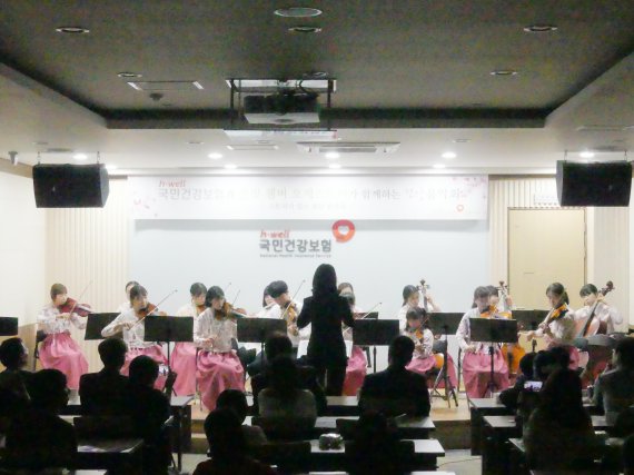 국민건강보험공단 김포지사는 지난 10일 지사 4층 대강당에서 '은빛 챔버 오케스트라'와 함께 '제1회 건강음악회'를 개최했다.