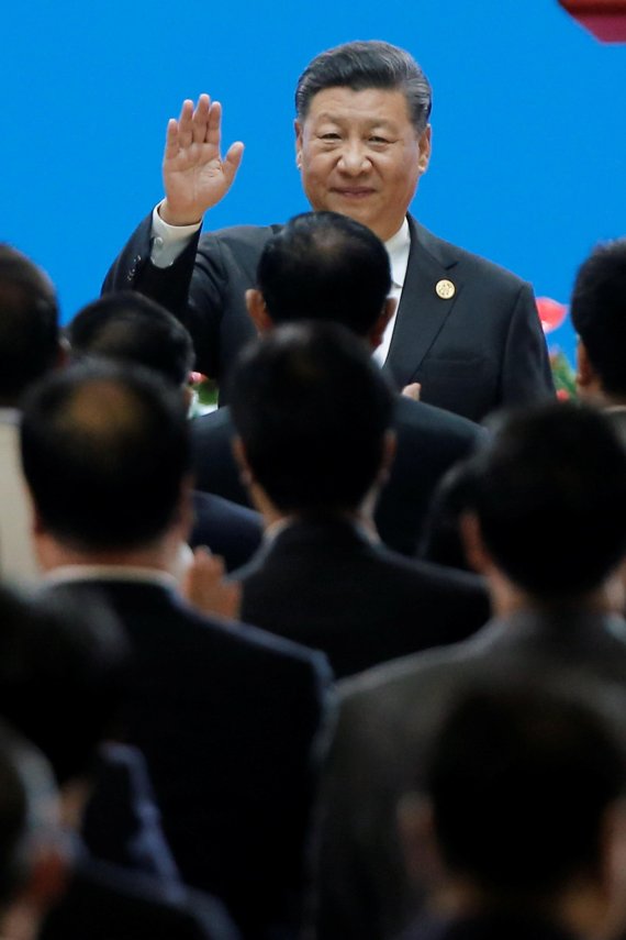 시진핑 중국 국가주석이 15일 중국 베이징 국가회의중심에서 열린 제1회 아시아문명대화대회에 참석해 손을 흔들고 있다. 로이터 연합뉴스