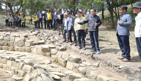 송하진 전북도지사(左 4번째)가 15일 전북 대도약을 향한 시·군방문으로 장수군을 찾아 장영수 장수군수와 함께 고대 가야·백제·신라의 역학관계 증명과 당시의 관방체계 연구에 중요한 유적인 침령산성 발굴조사현장에서 관계자들을 격려하고 현장시찰을 하고 있다.<div id='ad_body3' class='mbad_bottom' ></div>/사진=전북도