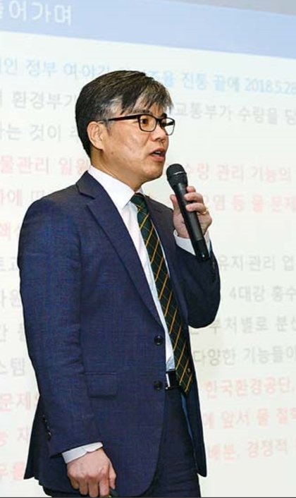 서울 서초구 양재동 엘타워에서 15일 물학술단체연합회가 개최한 '열린통합포럼'의 발제자로 나선 한국행정학회 장철영 교수가 '국민을 위한 바람직한 물관리 일원화 원칙'이라는 주제로 발표하고 있다. 물학술단체연합회 제공