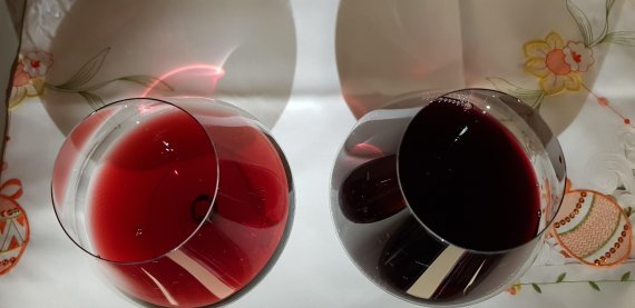 보르도와 부르고뉴 와인의 빛깔은 크게 차이가 납니다. 보르도 와인(오른쪽)은 까베르네 쇼비뇽이나 멜롯을 기반으로 다른 품종의 포도를 섞어 진하고 고급스러운 맛이 특징입니다. 반면 부르고뉴 와인은 껍질이 얇은 피노누아 품종으로 빚어 색깔이 연하고 맑은게 특징입니다.