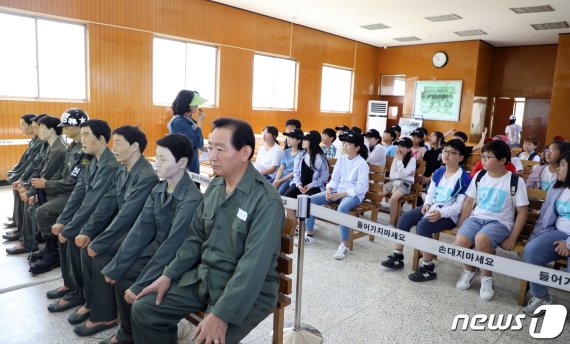 함평초등학교 학생들이 16일 오전 광주 서구 치평동 5·18 자유공원을 찾아 '5·18 헌병대 영창체험'을 하고 있다. 학생들은 옛 상무대 복원장의 군사법정에서 '김영철 열사'의 재판이 진행되는 모습을 지켜보고 있다.2019.5.16/뉴스1 © News1 허단비 기자
