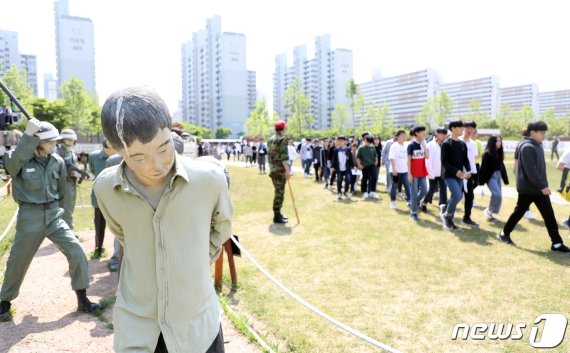 16일 오전 광주 서구 치평동 5·18 자유공원에서 '5·18 헌병대 영창체험'에 나선 학생들이 상무대 복원장에 들어오고 있다.2019.5.16/뉴스1 © News1 허단비 기자