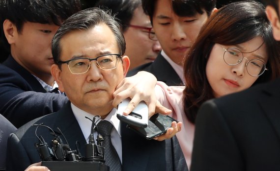 김학의, '뇌물혐의' 발목 잡혀 구속..성범죄 의혹 6년만