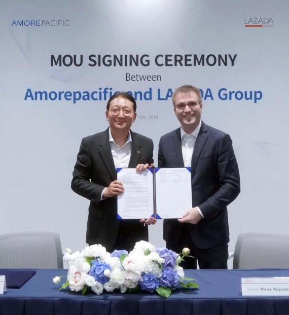 ㈜아모레퍼시픽 안세홍 사장(왼쪽)과 라자다 그룹 피에르 포이그넌트 CEO가 지난 15일 서울 용산 본사에서 협약을 갖고 있다.