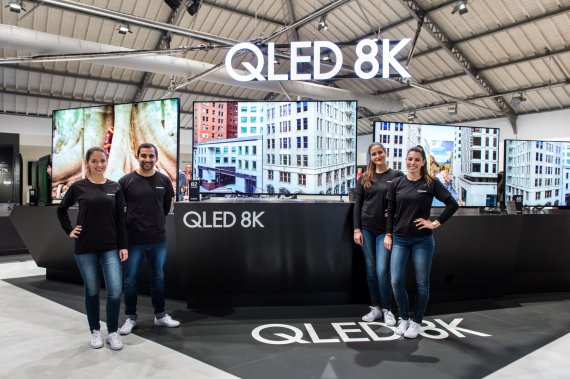 삼성전자 모델들이 지난 2월 유럽 포르투갈에서 진행된 '삼성포럼 유럽 2019' 행사에서 2019년형 QLED 8K TV 라인업을 소개하고 있다. 삼성전자 제공