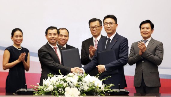 박원철 SK동남아투자법인 대표(오른쪽 두번째)와 응웬 비엣 꽝 빈그룹 부회장 겸 CEO(다섯번째)가 16일 베트남 하노이 빈그룹 본사에서 전략적 파트너십 협약을 체결하고 있다. SK그룹 제공