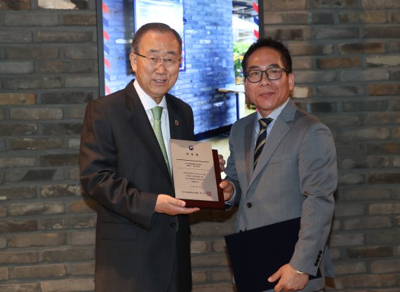 반기문 국가기후환경회의 위원장(왼쪽)이 16일 오전 서울 종로 라바타운에서 국산 애니메이션 캐릭터인 '라바' 김광용 대표에게 라바를 미세먼지 해결을 위한 국가기후환경회의 홍보대사로 임명하고 있다. 연합뉴스