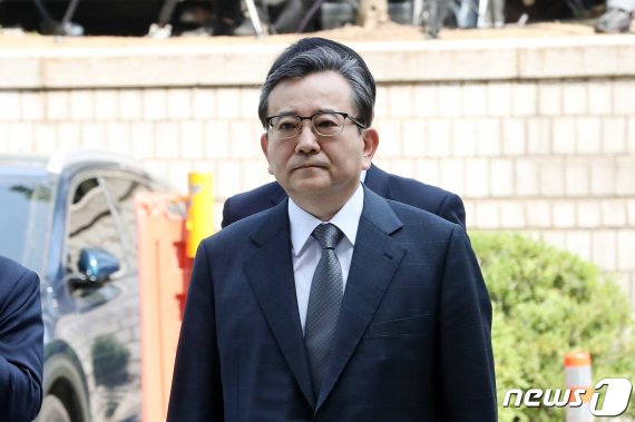 김학의 6년만에 구속…"범죄혐의 소명·도망 염려"