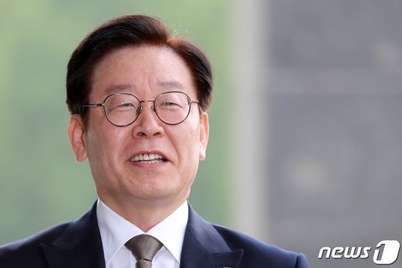 무죄선고 후 첫 출근 이재명 저는 국민밖에 없다