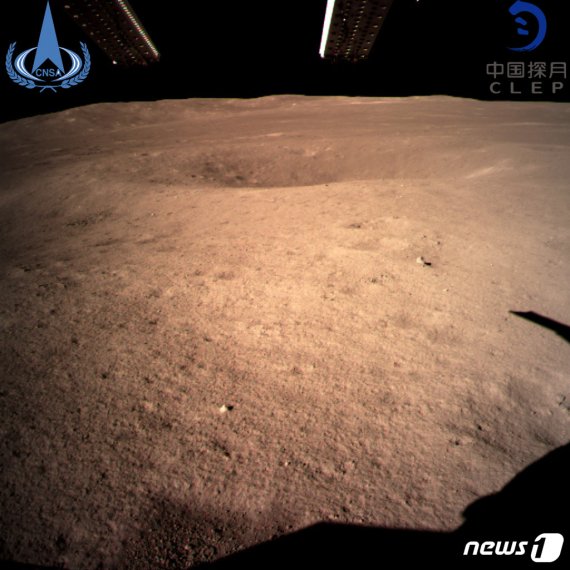 창어4호 카메라가 찍은 착륙지점 달 뒷면 사진. 달 탐사는 이 방향으로 표면쪽을 향하며 시작된다. (출처=중국 국가항천국) © News1