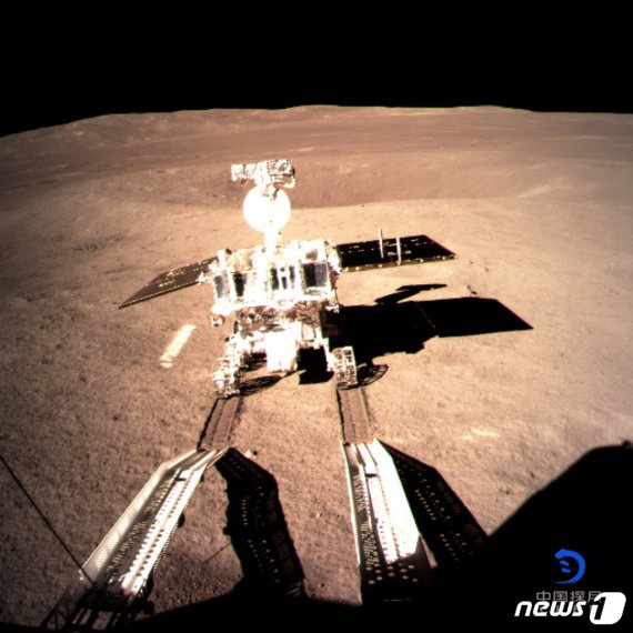 중국 달 탐사선 '창어(嫦娥) 4호'가 지구에서 보이지 않는 달의 뒷면에 인류 최초로 착륙했다.사진은 창어4호 감시카메라에 촬영된 탐사차량 위투(옥토끼)의 모습. (출처=중국 국가항천국)2019.1.4/뉴스1