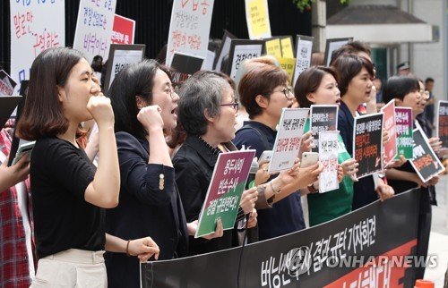 한국사이버성폭력대응센터와 한국여성단체연합 등 시민단체 회원들이 지난 17일 오전 서울 종로구 서울지방경찰청 앞에서 버닝썬 수사결과를 규탄하고 책임자의 사퇴를 촉구하는 기자회견을 하고 있다. 사진=연합뉴스