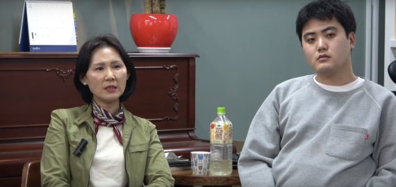 박수정 씨와 아들 변상훈 씨가 한 정신심리상담센터 유튜브 방송에 출연해 조현병에 대해 이야기 하고 있다. [사진=유튜브 캡처]