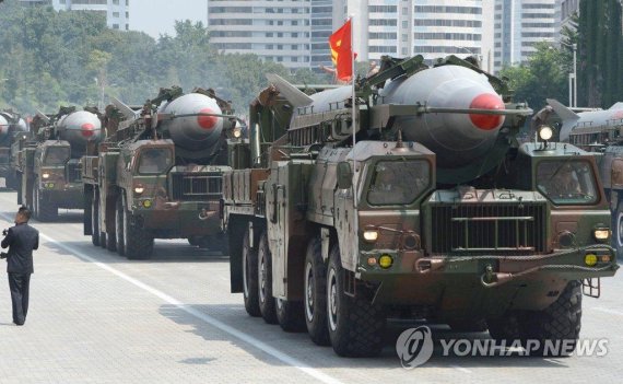 북한군 열병식에서 노동미사일이 차량형 이동식 미사일 발사대에 실려 이동하고 있다. /사진=연합뉴스