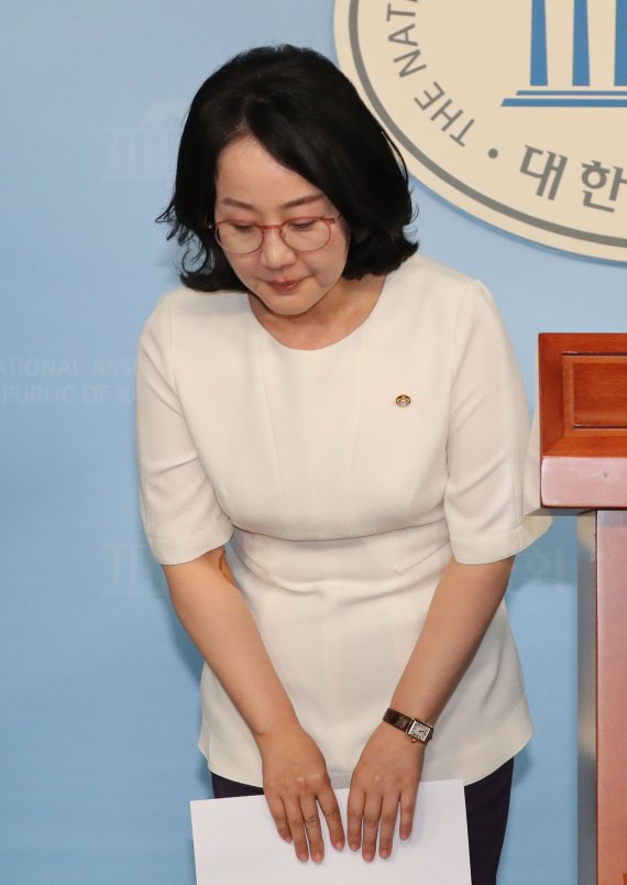 '한센병' 막말 파문을 일으킨 김현아 자유한국당 의원이 17일 오전 국회 정론관에서 대국민 사과 기자회견을 하며 고개를 숙이고 있다. 연합뉴스