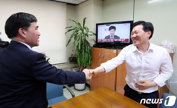 17일 오후 서울 여의도 은행로에 위치한 개성공단 기업협회에서 유창근 개성공단기업협회 부회장(왼쪽)과 김서진 상무가 정부의 개성공단 기업 방북 승인 결정을 듣고 기뻐하고 있다. 사진=뉴스1