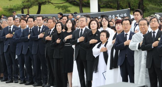 문재인 대통령과 김정숙 여사가 18일 오전 광주 국립5·18민주묘지에서 열린 제39주년 5·18 민주화운동 기념식에서 국민의례를 하고 있다. 사진=연합뉴스