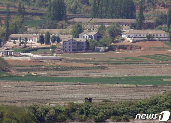 6일 오후 경기 파주시 오두산 통일전망대에서 바라본 북한 황해북도 개풍군 마을이 평온한 모습을 보이고 있다. 2019.5.6/뉴스1 © News1 신웅수 기자