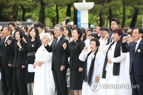 문재인 대통령과 김정숙 여사가 18일 오전 광주 국립5·18민주묘지에서 5·18 민주화운동 기념식 중 임을 위한 행진곡을 제창하고 있다. 2019 /사진=연합뉴스